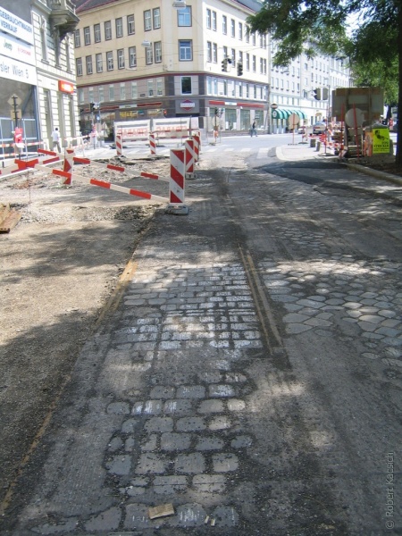 Datei:2006-07-08 Gleisentfernung Linie61 53.jpg