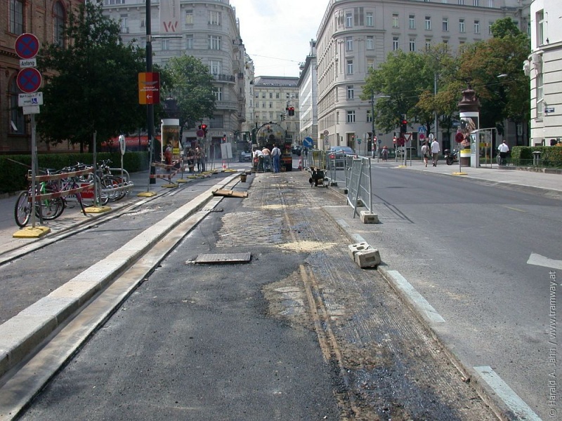 Datei:2004-06-09 Oskar-Kokoschka-Platz 02.jpg