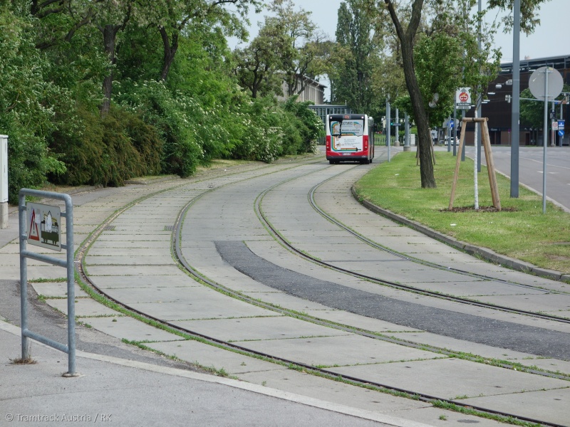 Datei:2017-05-21 Czernetzpl WagramerStr Gleisreste 07.jpg