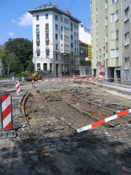 Datei:2006-07-08 Gleisentfernung Linie61 43.jpg