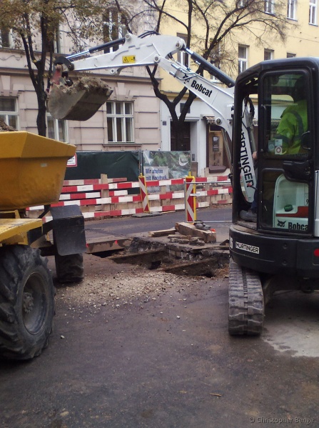 Datei:2013-11-20 SchoenbrunnerStr Gleisreste 63er.jpg