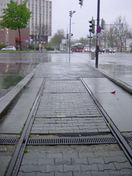 Datei:2005-04-20 Gleisrest Schleife Donauzentrum 01.jpg