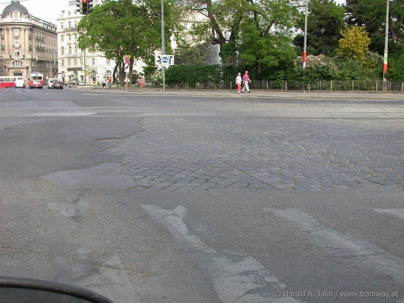 Datei:2003-05-08-Schwarzenbergplatz.jpg