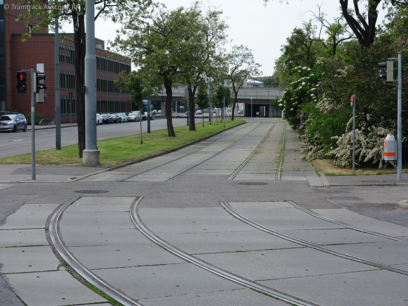 Datei:2017-05-21 Czernetzpl WagramerStr Gleisreste 12.jpg