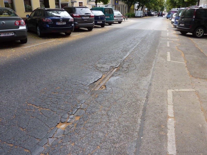 Datei:2014-06-19 Schoenbrunnerstr Aichholzg Gleisrest 63er.jpg