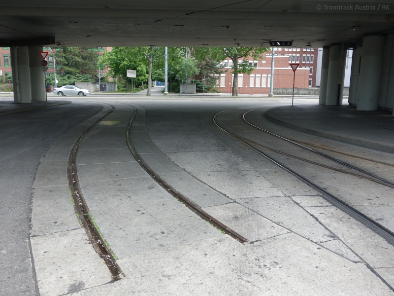 Datei:2017-05-21 Czernetzpl WagramerStr Gleisreste 04.jpg