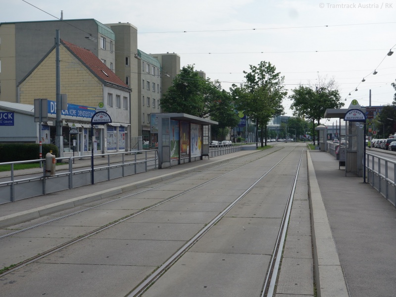 Datei:2017-05-21 Czernetzpl WagramerStr Gleisreste 16.jpg