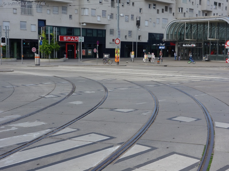 Datei:2017-05-21 Czernetzpl WagramerStr Gleisreste 20.jpg