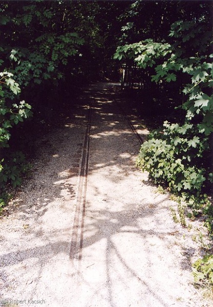 Datei:2002-06-23 BrunnAmGebirge Felsenkeller Gleisrest 02.jpg