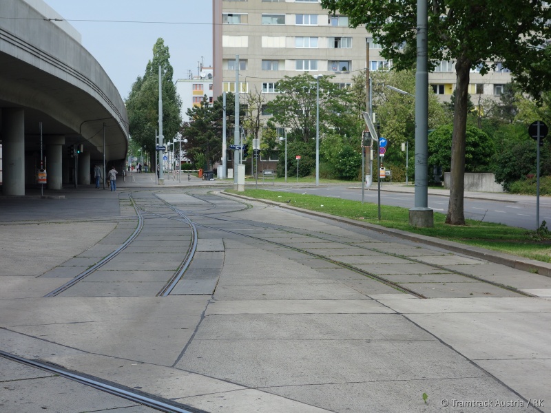 Datei:2017-05-21 Czernetzpl WagramerStr Gleisreste 02.jpg